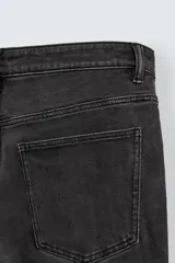 Pantalón de jean azul oscuro, corte skinny, largo cropped y efecto lavado.