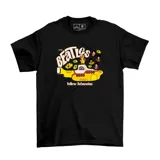 Remera negra de algodón con estampado frontal que presenta el submarino amarillo de The Beatles con los integrantes de la banda en la parte superior y el texto "The Beatles Yellow Submarine".