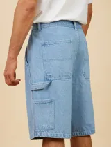 Bermuda color beige con bolsillos laterales y traseros.