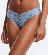 Bombacha de bikini de encaje floral color celeste, con lazo y dije colgante.
