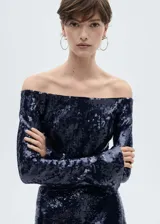 Blusa corta azul marino cubierta de lentejuelas, con escote off-shoulder y mangas largas acampanadas.