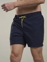 Short de baño lila con cintura elástica y cordón amarillo.