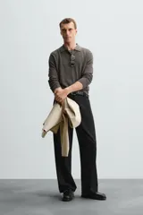 Polo azul marino de punto ligero tejido en hilatura con mezcla de seda y algodón. Cuello solapa con cierre frontal de botonadura, manga larga y acabados en rib.