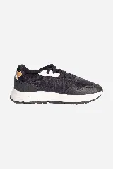 Zapatillas urbanas negras con detalles en blanco y marrón. Confeccionadas en cuero y nylon, con suela de goma y logo en grifa de cuero.
