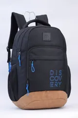 Mochila Discovery de color negro con base reforzada en color beige. Posee un compartimento principal con cierre, un bolsillo frontal con cierre y bolsillos laterales de malla. Cuenta con el nombre de la marca estampado en el frente en color azul y tiradores de cordón a tono.