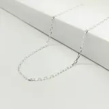 Cadena plateada de eslabones rectangulares pequeños, de 45 cm de largo.