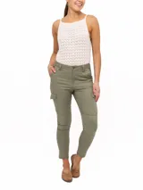 Pantalón skinny cargo color verde oliva, con bolsillos laterales y tiro medio.