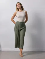 Pantalón palazzo verde militar de gasa bambula marca Nanette, con pretina ancha elastizada en la parte trasera, pierna ancha y short interno.