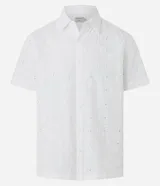 Camisa blanca de algodón con bordado de flores, corte regular, cuello inglés, manga corta y abotonadura frontal.