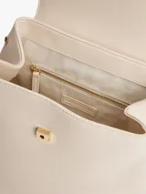 Mochila Tommy Hilfiger color crema con cierre de solapa magnético, asa superior y dos correas ajustables. Tiene un compartimento principal y un bolsillo interior con cremallera.