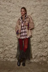 Camisa beige de simil gamuza con calce holgado y manga ancha. Presenta bordado de serpiente en el canesú y detalles en las mangas.