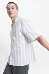 Camisa de manga corta a rayas con textura y fit regular.