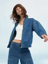 Campera de jean azul con cierre frontal, bolsillos laterales y puños elastizados.