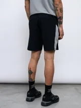 Short de entrenamiento Umbro Vive para hombre, color negro con detalles en gris. Confeccionado en tejido elástico de cuatro direcciones. Incluye logo de Umbro en la pierna izquierda.