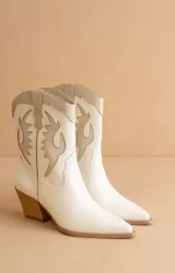 Botas cortas de estilo cowboy color blanco con detalles bordados en beige y taco de madera.