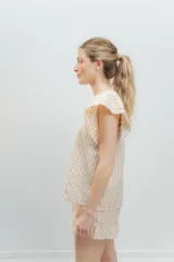 Pijama de algodón estampado Vichy, compuesto por una blusa de escote redondo y sin mangas con volados, y un short con elástico en la cintura y volados en el ruedo.