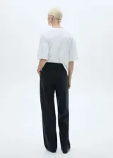 Pantalón de jean negro de corte recto, tiro medio, con pinzas delanteras, cierre de cremallera y botón.