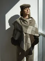 Ruana con diseño de patchwork en tonos marrones y beige, terminación de crochet hecho a mano.