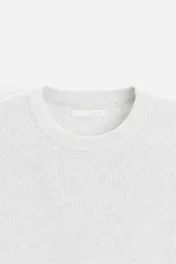Camiseta de hombre regular fit, color negro, de punto tejido en hilatura de algodón. Cuello redondo, manga corta y acabados en rib.
