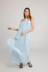 Vestido largo negro de seda y viscosa con escote halter y falda con volados.