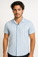Camisa de manga corta con cuello camisero y cierre abotonado, con estampado a rayas verticales en celeste y blanco.