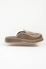 Zuecos marrones de cuero con diseño tejido en la parte superior.