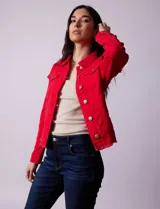 Campera de jean blanca, marca Baccini, con cuello solapa, bolsillos delanteros, abertura central con botones metálicos y terminación desflecada en el ruedo.