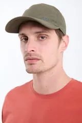 Gorro de gabardina color verde oliva con visera curva y detalle de bordado con hilo azul.