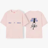 Camiseta celeste con estampado frontal de la frase "Ittai Stars" y una estrella. En la parte posterior tiene un estampado de un llavero con llaves y dijes.