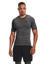 Remera deportiva gris de manga corta, corte ajustado y cuello redondo. Logo de Under Armour en el pecho.