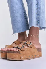 Sandalias de plataforma color camel con dos tiras anchas ajustables con hebillas metálicas plateadas y detalle de tachas plateadas.