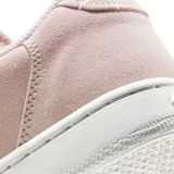 Zapatillas urbanas Nike Court Vintage Premium, color rosa claro con logo bordado en el lateral y suela blanca.