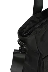 Cartera tipo tote de poliéster color negro, con doble asa corta de mano y correa larga extraíble ajustable para colgar del hombro. Tiene cierre superior y dos bolsillos delanteros, uno con solapa y otro con cierre.