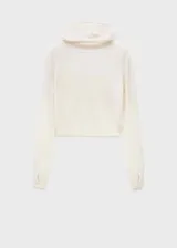 Sweater color crema de tejido de punto fino con cuello alto, manga larga con aberturas para el pulgar y calce ajustado.