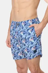 Short de baño celeste con estampado de hojas blancas, cintura elástica con cordón ajustable, dos bolsillos laterales y suspensor de malla fina.