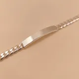 Pulsera de plata 925 con eslabones tipo cadena y placa rectangular para grabar.