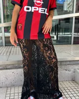 Falda larga de encaje negro con cintura elástica.