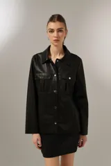 Sobrecamisa color borgoña de cuero sintético, con cuello camisero, cierre frontal con botones dorados, dos bolsillos con solapa en el pecho y corte holgado.