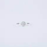Anillo plateado de plata 925 con dije circular con circonias incrustadas. Es autoajustable.