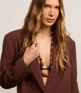 Blazer marrón de viscolino con solapas, botones para cierre y bolsillos delanteros. Corte amplio.