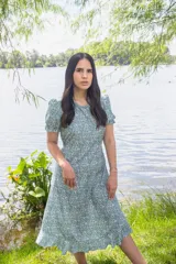 Vestido midi estampado con flores, de corte suelto y manga corta abullonada.