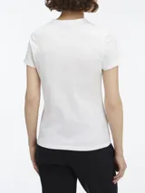 Remera blanca de algodón con corte slim y logo 'ck' bordado en el pecho.