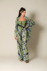 Pantalón de malla con estampado tie-dye en tonos verde y azul. Corte relajado y cintura ajustada.