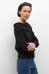 Sweater negro de tejido de punto con escote bardot y mangas largas.