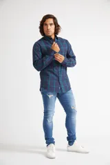 Camisa de hombre a cuadros color beige y azul marino, de corte slim fit, con mangas largas, cartera abotonada y logo bordado en el pecho. Confeccionada en algodón.