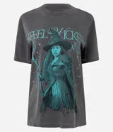 Remera de algodón gris oscuro con efecto desteñido y estampado frontal de Elphaba, la Bruja Mala del Oeste, con el texto "FEEL WICKED ELPHABA".