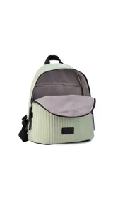 Mochila de tela color blanco con diseño capitoneado en la parte superior y textura tipo telar en la parte inferior. Tiene correas negras ajustables, asa superior y bolsillo frontal amplio. Incluye compartimento interno para iPad.