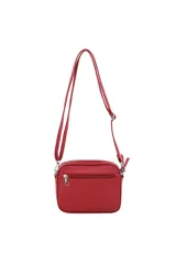 Bandolera celeste con correa larga regulable, cierre superior y logo estampado en el frente.