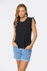 Remera negra lisa de algodón y poliéster, con cuello redondo y detalle de broderie en los hombros.