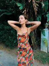 Vestido midi con estampado abstracto multicolor, escote drapeado, breteles finos y espalda baja con tiras cruzadas.